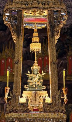  The Quest for the Emerald Buddha: A 10th Century Thai Folk Tale Exploring Themes of Dutifulness and Divine Intervention?